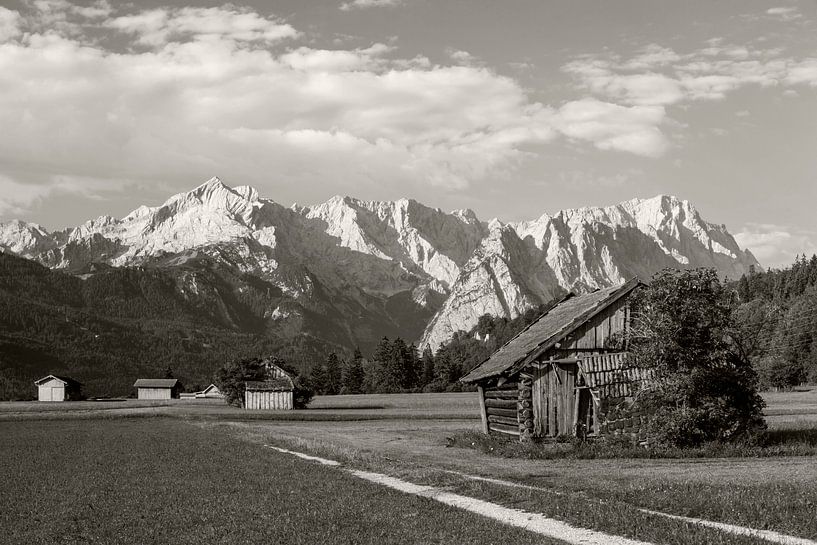 Zugspitzblick in SchwarzWeiss von Andreas Müller