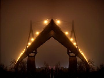 Hamburg: Crease in the bridge (1) van Norbert Sülzner