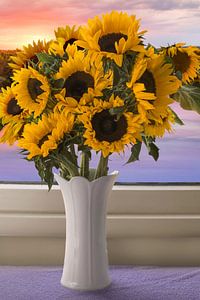 Eine Vase voller Sonnenblumen läuft in ein Sonnenblumenfeld über: Eine farbenfrohe Szene bei untergehender Sonne