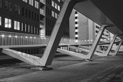 Photo en noir et blanc d'une rampe d'accès éclairée pour les vélos au Park Bridge, Anvers | Architec
