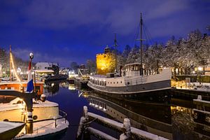 Zwolle Thorbeckegracht an einem kalten, verschneiten Winterabend