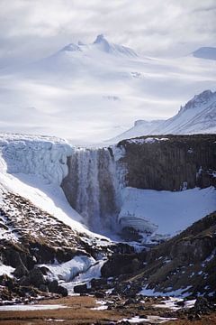 Waterfall in front of a glacier by Elisa in Iceland