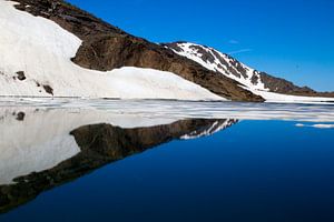 Réflexion sur la montagne de neige