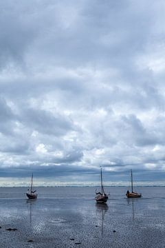 Boote auf dem Wattenmeer Ameland in Farbe und im Hochformat