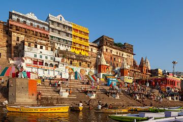 De ghats van Varanasi aan de Ganges van Roland Brack