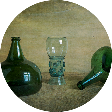 Lege kattekop flessen en een roemer van René Ouderling