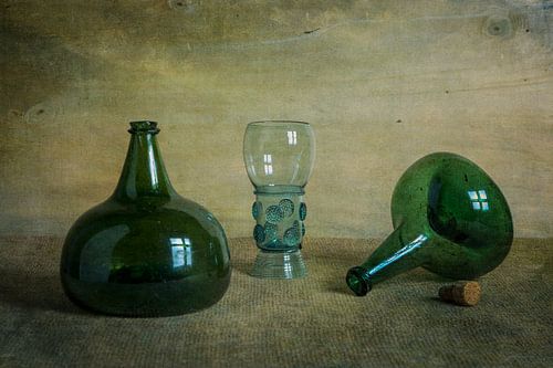 Leere Katzenkopfflaschen und ein Rummer