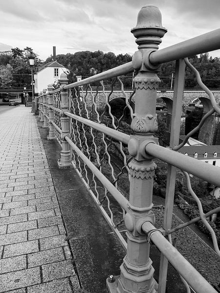 Eisenzaun Luxemburg in schwarz und weiß von Moniek van Rijbroek