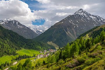 Vent dorp in de Tiroler Alpen in Austira tijdens de lente