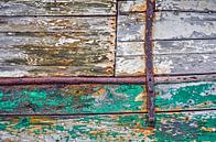 Houten scheepsromp met roest en afbladderende verf van Frans Blok thumbnail