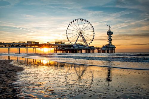 Scheveningen strand met pier en reuzenrad tijdens zonsondergang
