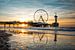 Strand von Scheveningen mit Pier und Riesenrad bei Sonnenuntergang von Marjolein van Middelkoop