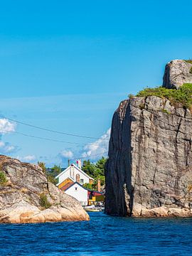 Uitzicht op de Olavsund tussen de archipel eilanden Kapelløya en