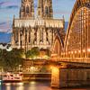 Cathédrale de Cologne illuminée le soir sur Michael Valjak
