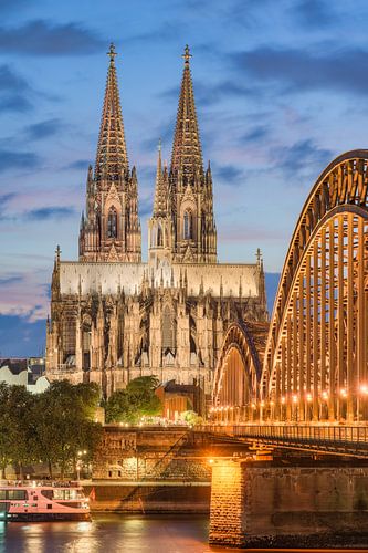 Beleuchteter Kölner Dom am Abend