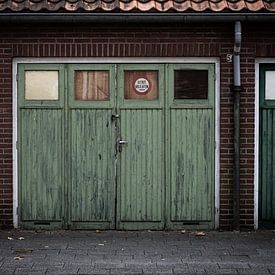 Oude garagedeur urban van Simone Haneveer