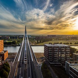 bunte Luftaufnahme der Prinz-Claus-Brücke in Kanaleneiland (Utrecht) von Jan Hermsen