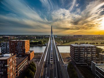 bunte Luftaufnahme der Prinz-Claus-Brücke in Kanaleneiland (Utrecht) von Jan Hermsen