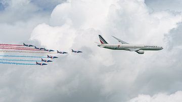Air France Boeing 777 en Patrouille de France. van Jaap van den Berg