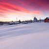 Ondergesneeuwd Noors gehucht na zonsondergang van Rob Kints