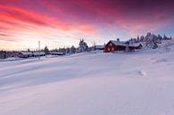 Ondergesneeuwd Noors gehucht na zonsondergang van Rob Kints thumbnail