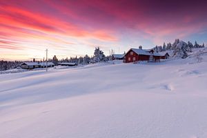 Village norvégien après le coucher du soleil
