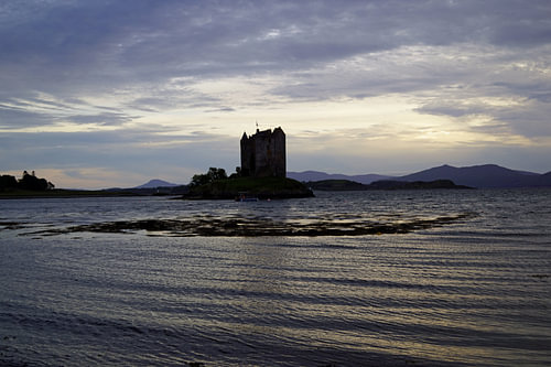 Castle Stalker is een torenhuis ongeveer 2,5 kilometer ten noordoosten van Port Appin