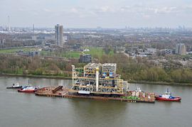 Zwaar transport over water van Marcel Schouten