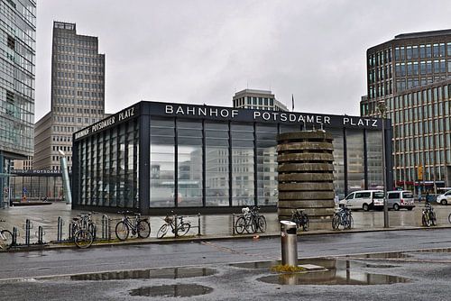 Wintergrijs bij het station Berlin Potsdamer Platz in Mitte