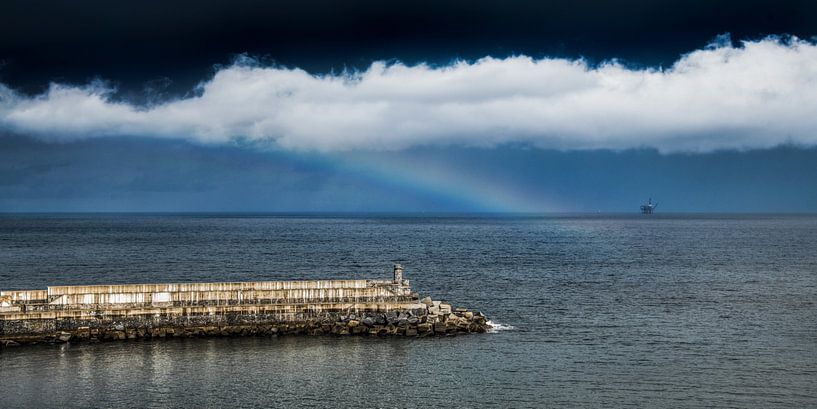 La jetée de Bermeo et un petit arc-en-ciel au-dessus du golfe de Biskaye par Harrie Muis
