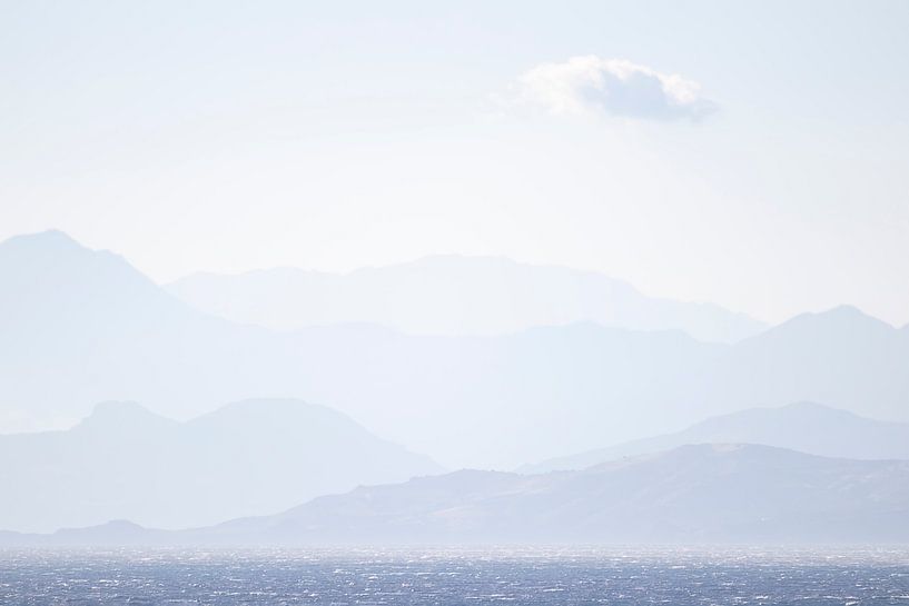 Paysage de montagne au bord de la mer par Bas Ronteltap