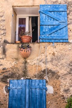 Blauwe ramen in de Provence van Christian Müringer