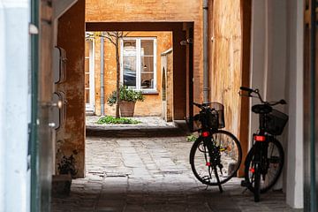 fietsen in een gangetje in Kopenhagen