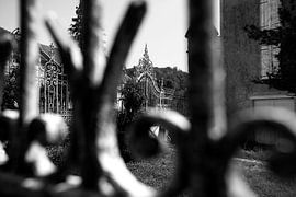 Alte Zäune in einem französischen Garten von Blond Beeld