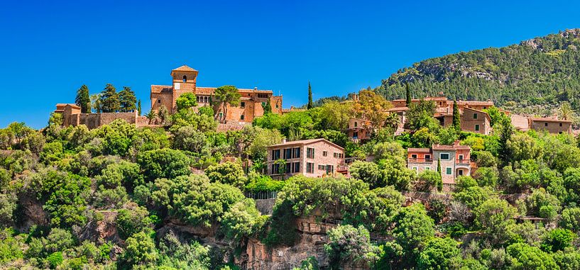 Vue panoramique du beau village de Deia à Majorque par Alex Winter