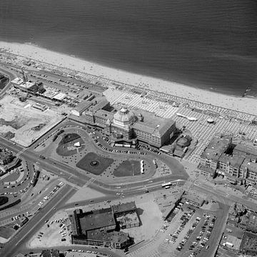 1975: Historische zwart/wit luchtfoto van het Kurhaus van Frans Rombout