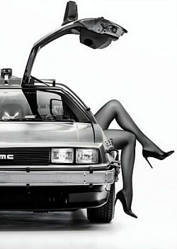 Klassischer Sportwagen mit Flügeltüren und die Beine einer eleganten Frau'