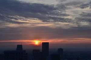 Silhouet Rotterdam Centrum onder ondergaande Zon van Marcel van Duinen