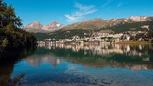 Het meer van St. Moritz, het pittoreske stadje en de toppen van de Albula-Alpen in de verte