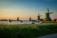 Nederlands landschap, zonsondergang Windmolens Zaanse Schans van Lotte Klous thumbnail