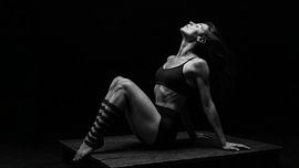 Schwarz-Weiß-Kunstfotografie einer sportlichen Frau - kraftvoller Wandschmuck voller Dynamik von Retinas images