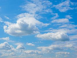 Lucht met wolken