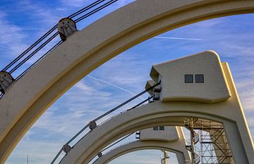 Repeatedly repeating thrust arches