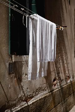 Real Life Stillleben eines trocknenden Vorhangs auf einem Wäscheständer in Venedig von Lilian Bisschop