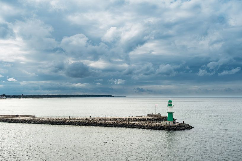 Blick auf die Mole in Warnemünde von Rico Ködder