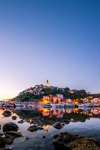 Vrbnik auf Krk ein Bergdorf in Kroatzien mit Hafen und Beleuchtung