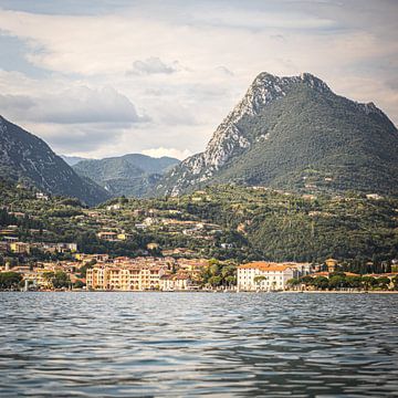 Uitzicht vanaf het Gardameer in Italië van Hessel de Jong