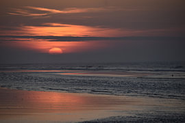 Ein wunderschöner, ruhiger Sonnenuntergang am Strand von Formerum am Meer auf Terschelling. von Mathilde te Lintelo