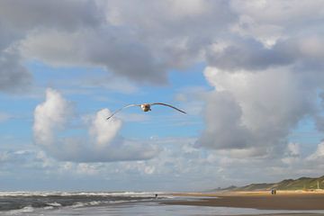 Op het strand stil en verlaten van Ton Wever