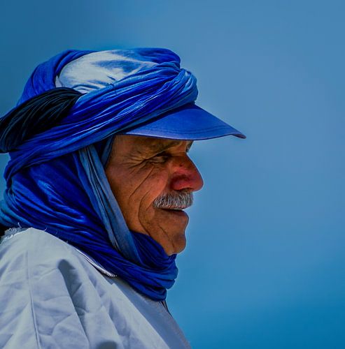 Desert Wisdom: Ein zeitloses Porträt in Blau von Exclusive Photos by Erwin Floor